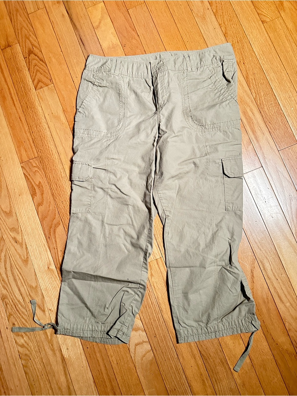 Caslon Women’s Cargo Capris in Khaki